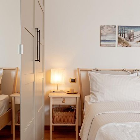 Cozy Retreat In Coastal Livornoアパートメント エクステリア 写真